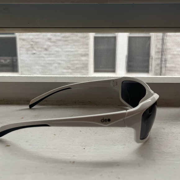 Big white sunglasses! - Picture 2 of 3